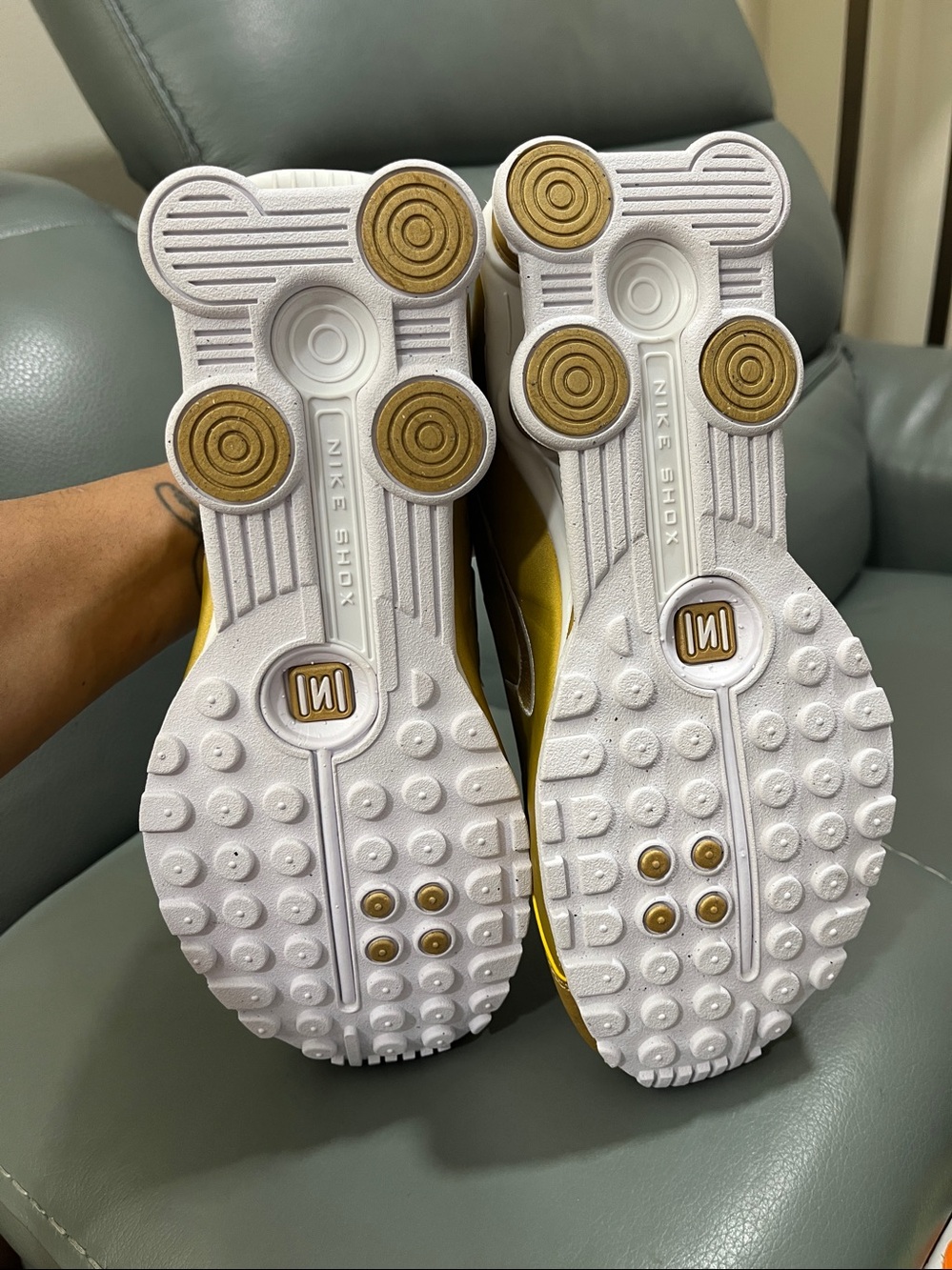Nike Shox R4  White and Gold Athletic Shox Sneakers - Picture 4 of 5
